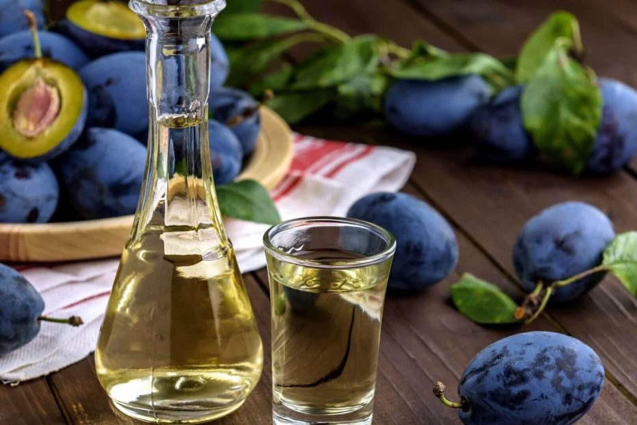 Țuică românească tradițională din prune, servită într-un pahar